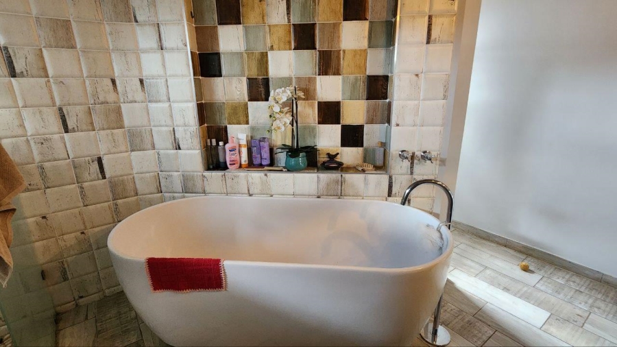 5 Bedroom Property for Sale in Safari Gardens North West